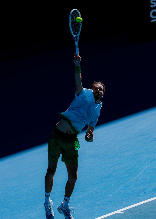 包含澳大利亚网球队险胜法国网球队，梅德韦杰夫关键制胜的词条