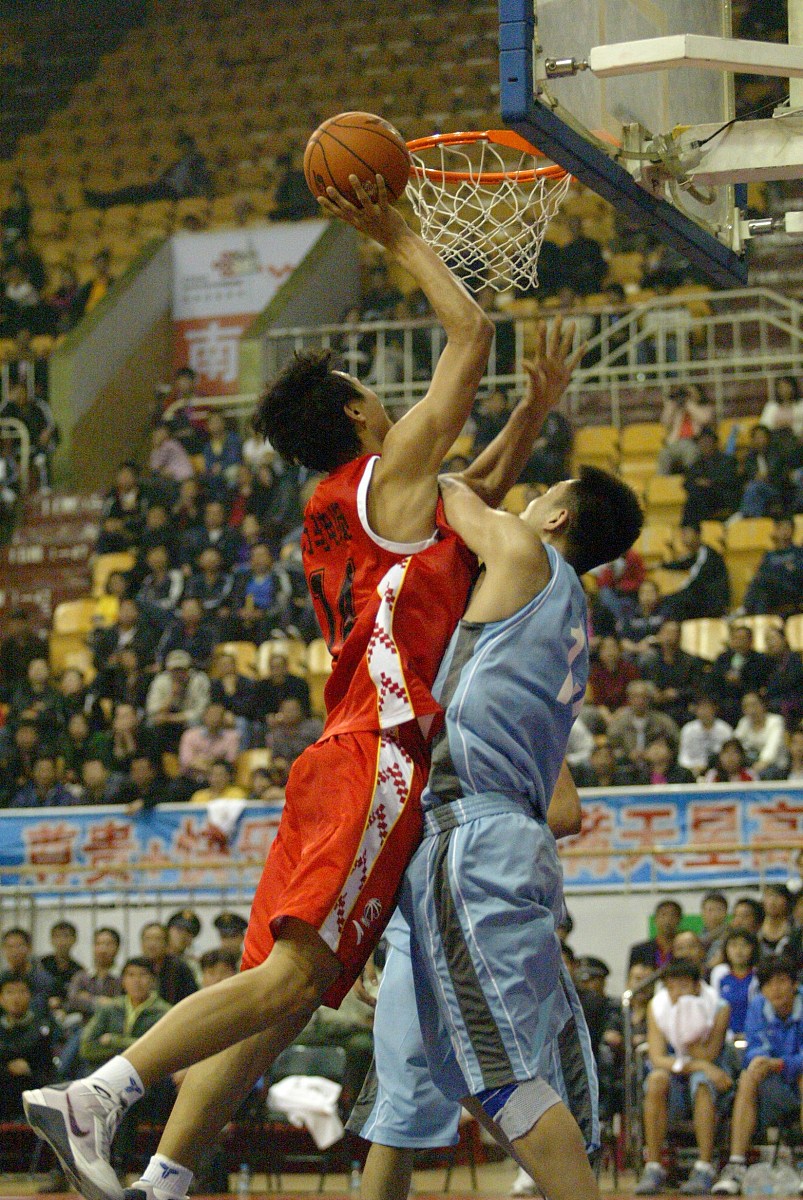 关于防守型中场因伤缺席，球队实力受到影响的信息