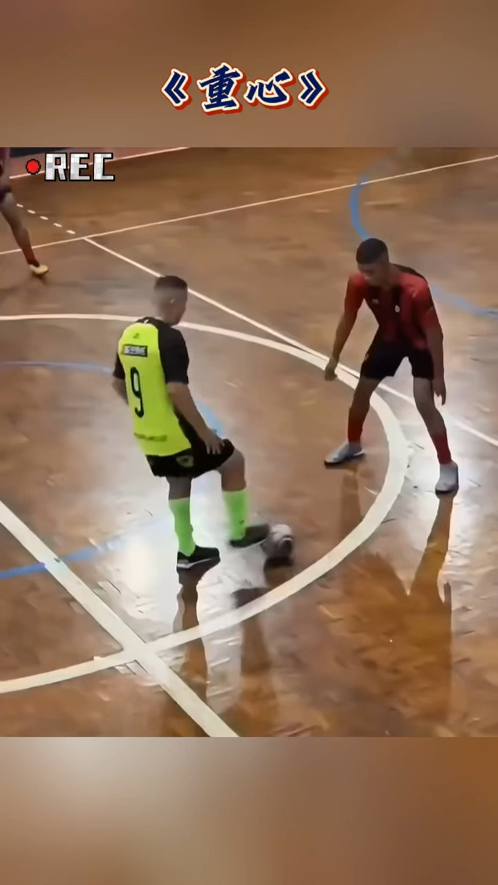 精彩足球赛事中的不可思议一幕，让人触目惊心