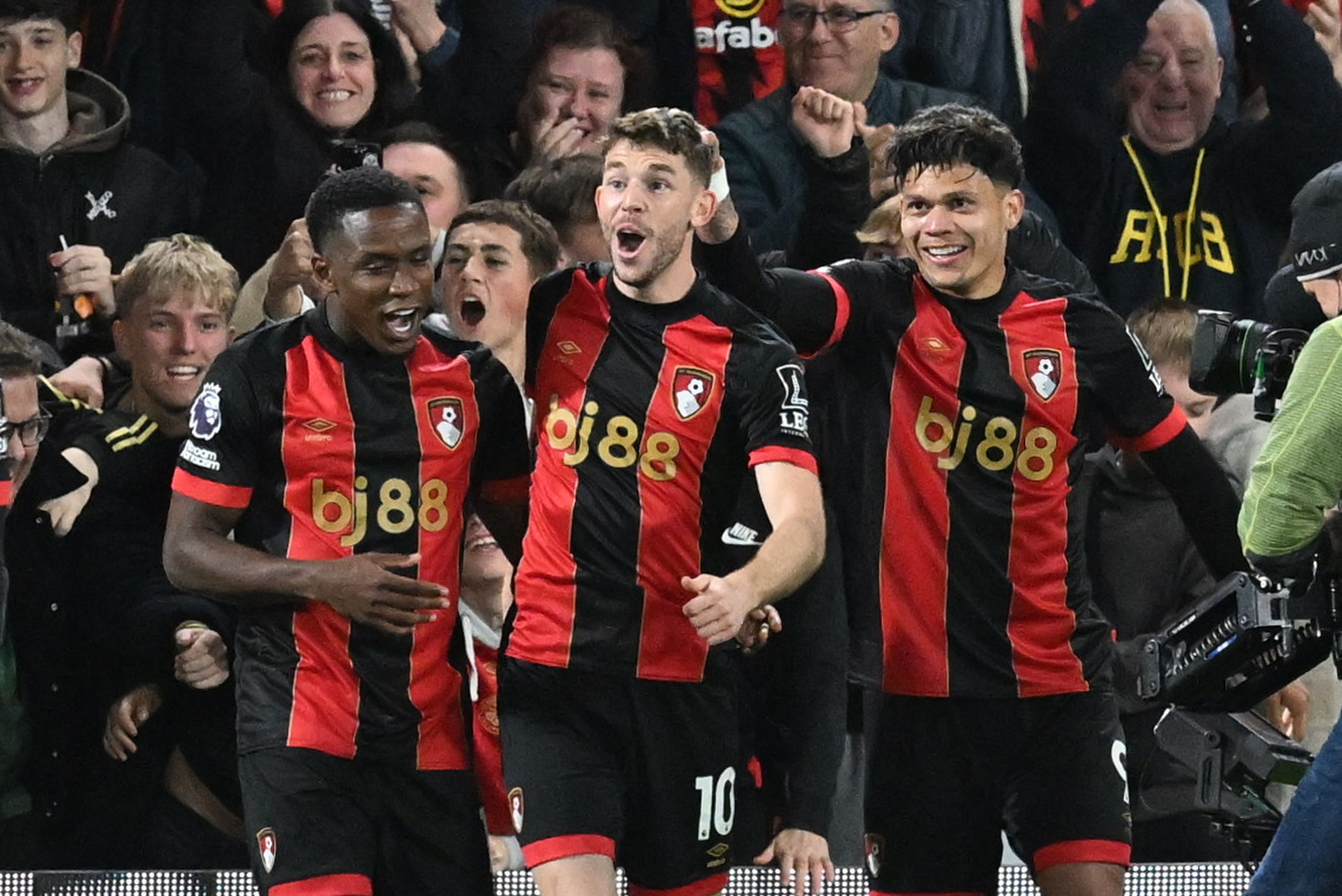 关于伯恩茅斯球迷助威声震天,球队备战比赛的信息 关于伯恩茅斯球迷助威声震天,球队备战比赛的信息