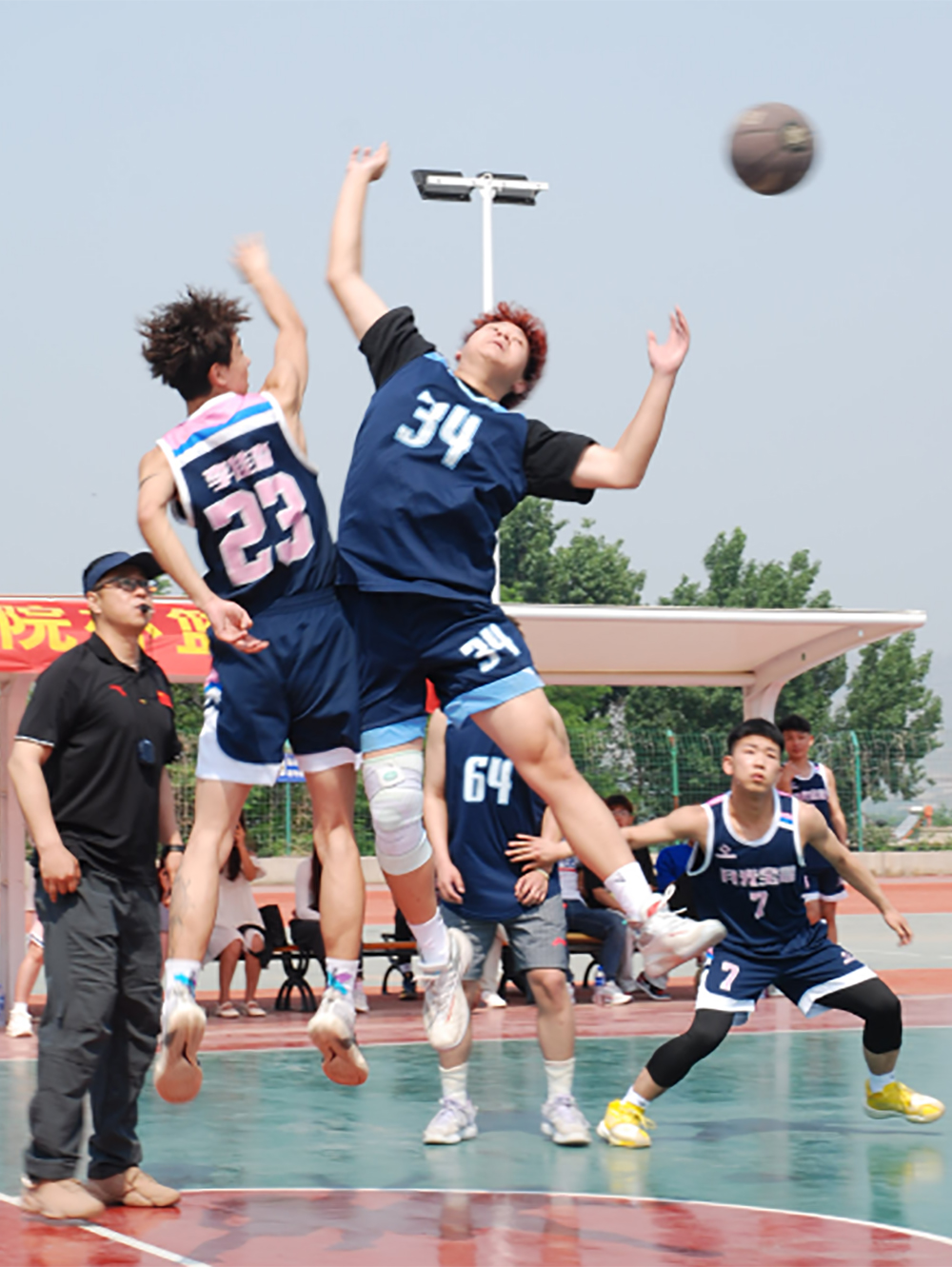 观赏篮球赛的精彩瞬间，球迷欢呼不已