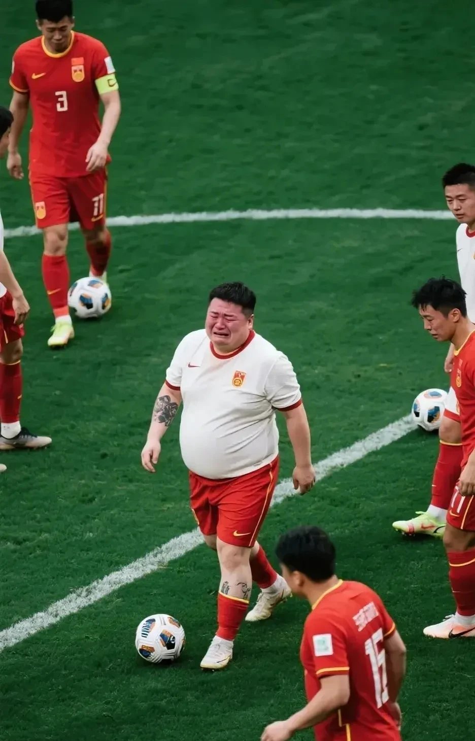 挥汗拼搏，足球场上强队势如破竹！