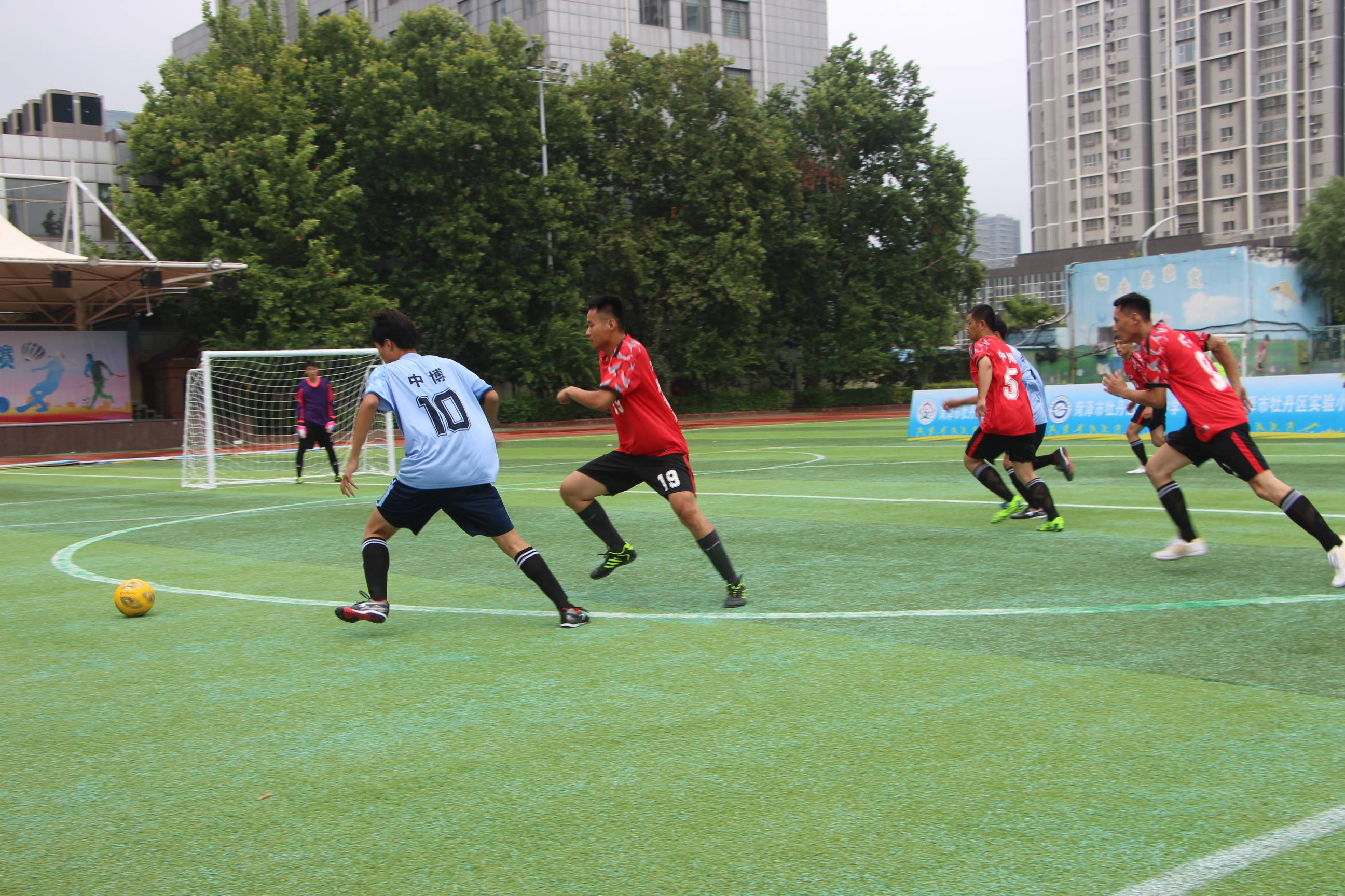 挥汗拼搏，足球场上强队势如破竹！