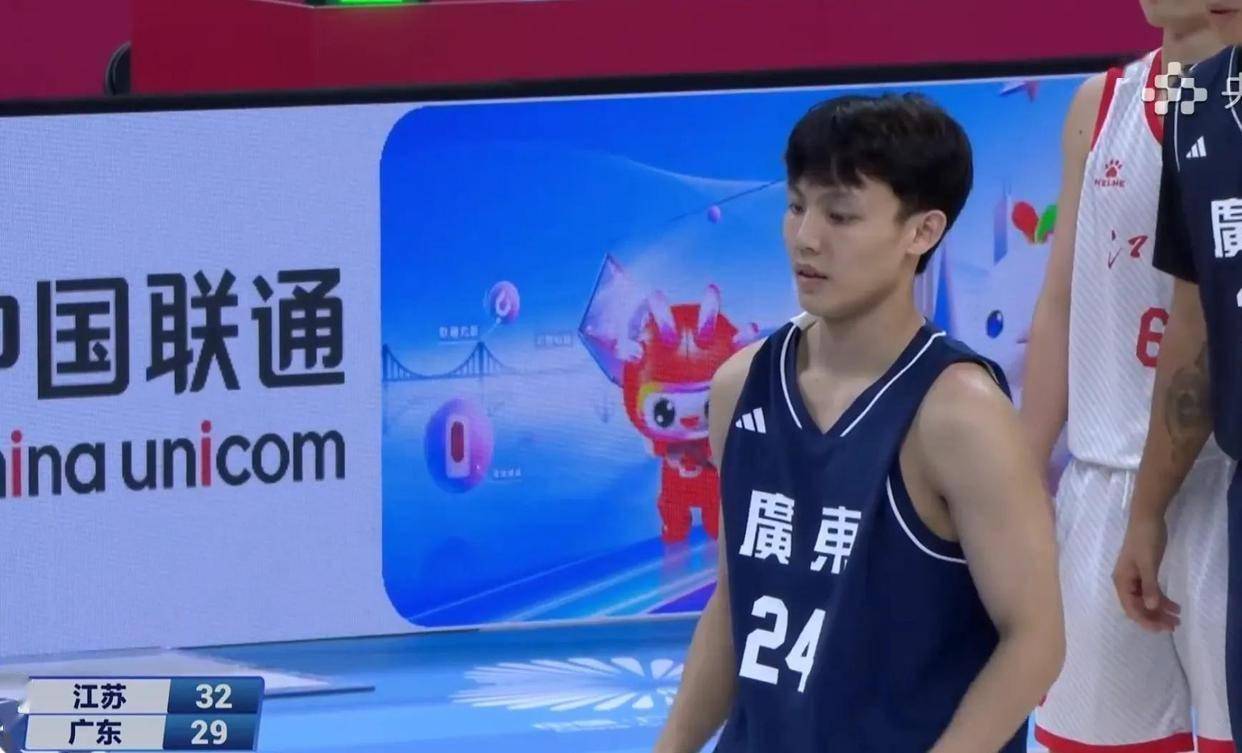 江苏男篮遭遇大逆转，赛场风波不断