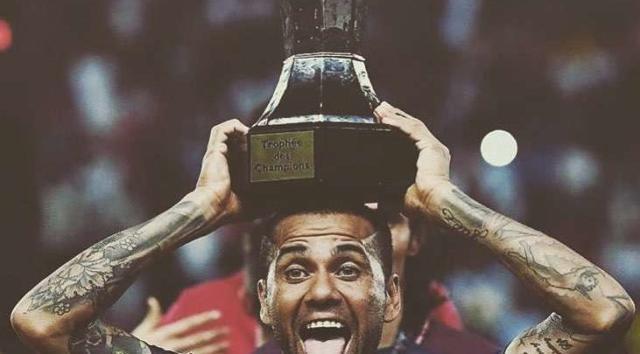 阿尔维斯表现抢眼,法甲夺冠热门浮出水面的简单介绍 阿尔维斯表现抢眼,法甲夺冠热门浮出水面的简单介绍