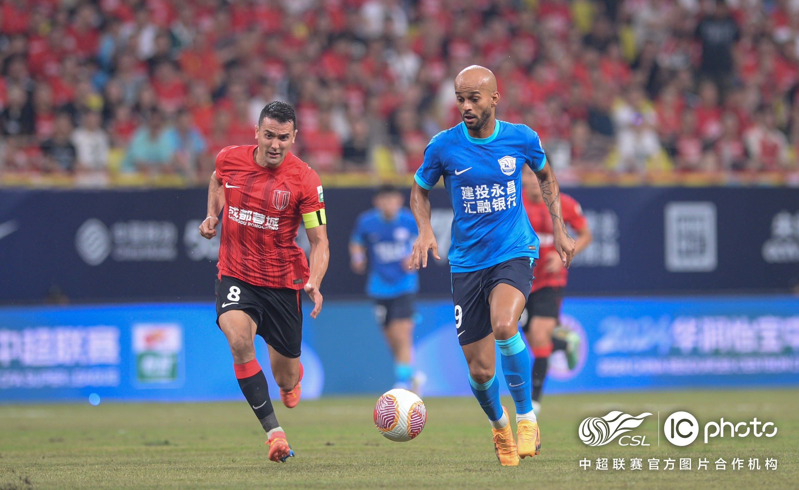 足球赛场领头羊崭露头角，领先之势稳坐榜首的简单介绍