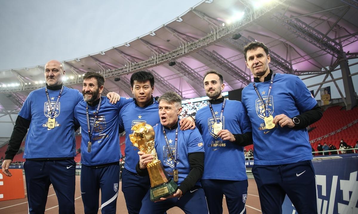 足球赛场领头羊崭露头角，领先之势稳坐榜首的简单介绍