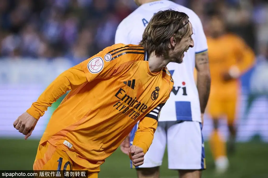 包含皇家马德里前锋连续场破门，稳定队内进攻的词条