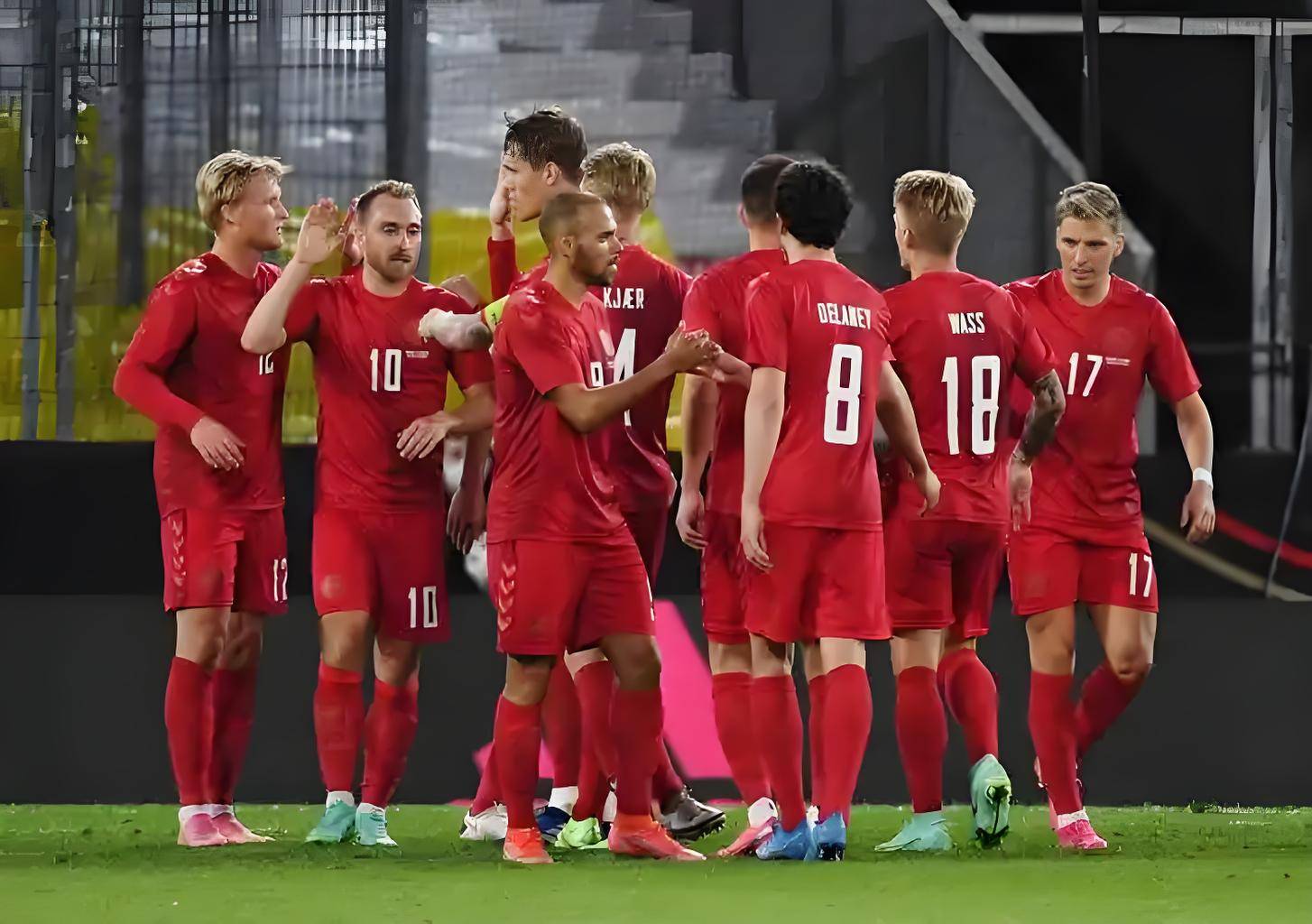 包含拜仁慘遭一球子，客场落败出局悲情的词条