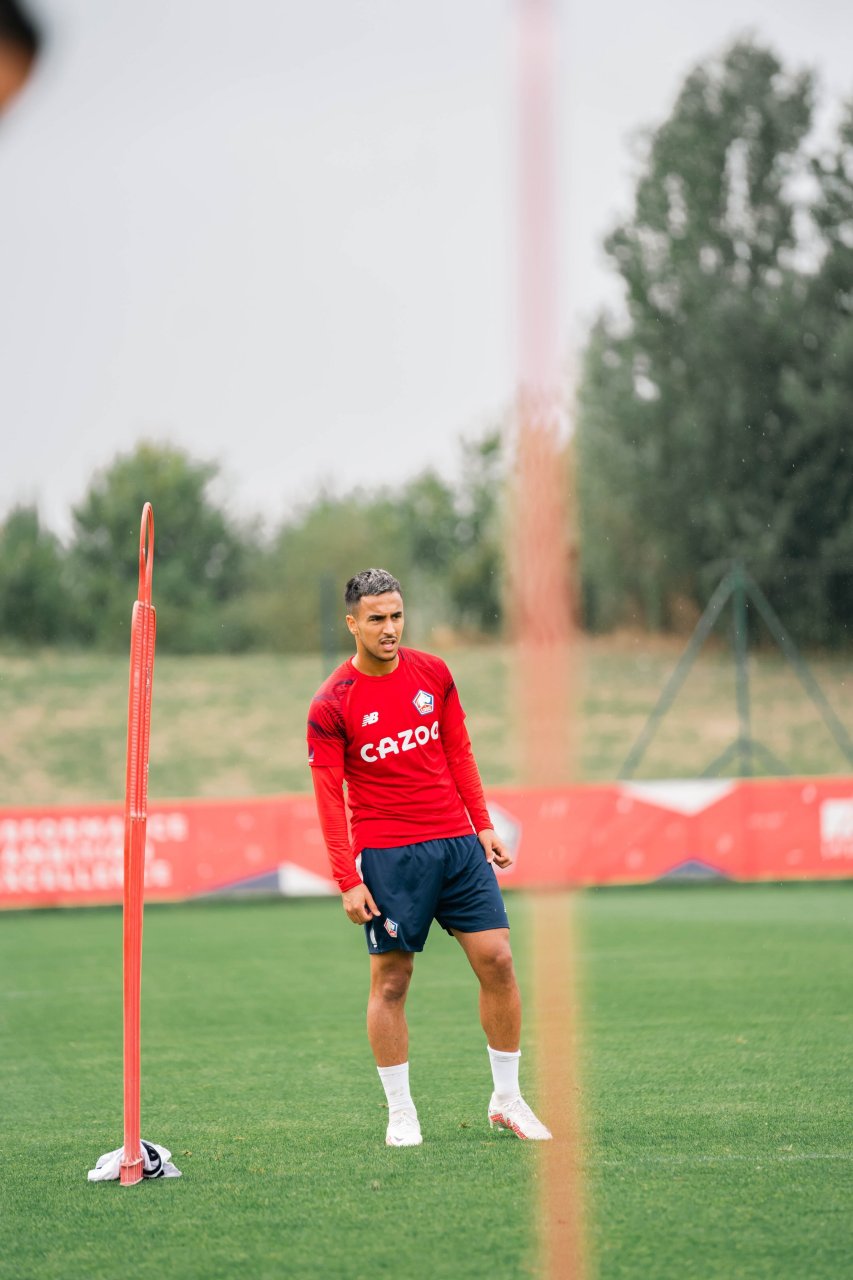 包含里尔客场险胜，取得关键三分的词条