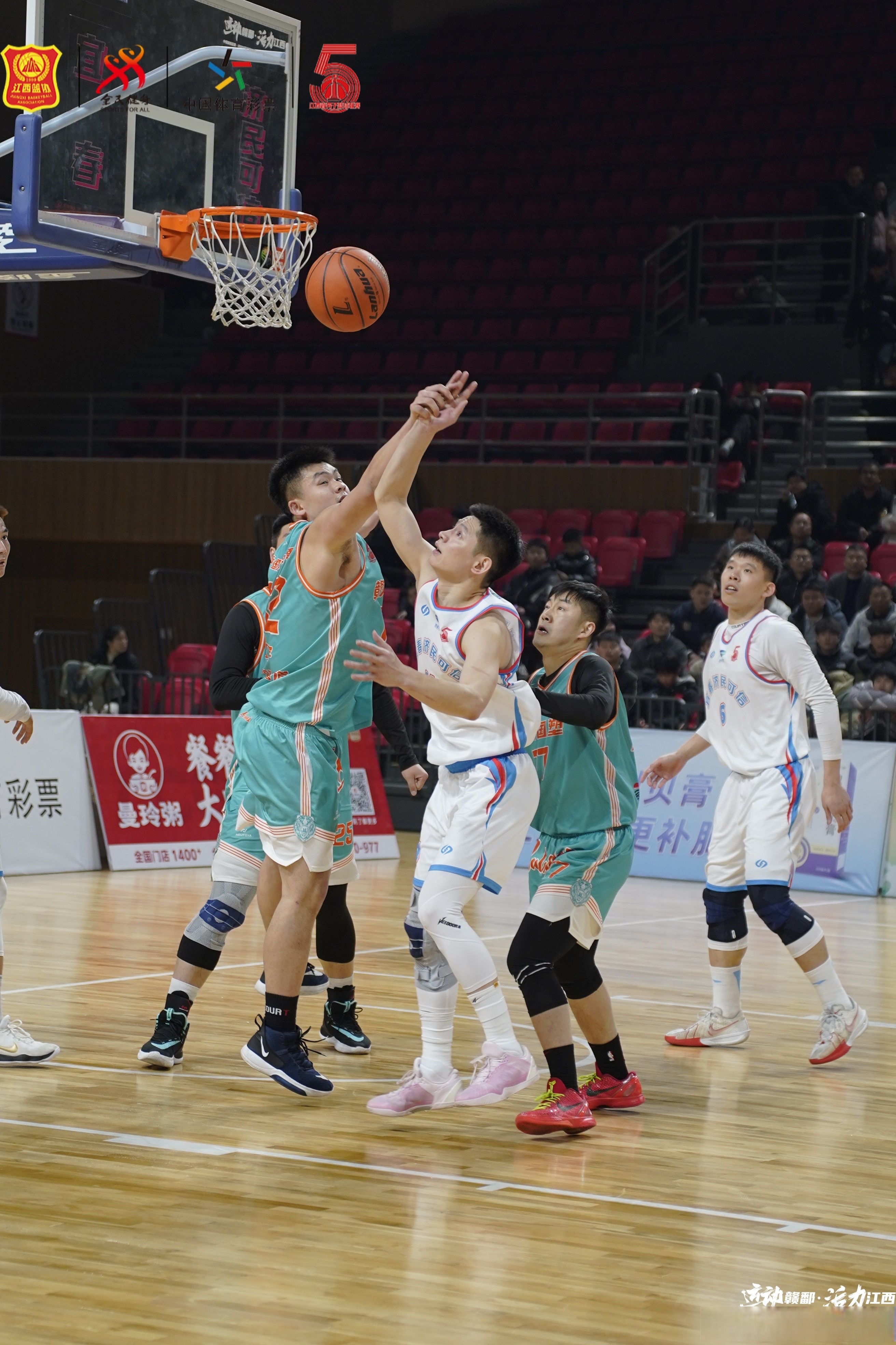 新赛季篮球联赛开启，球迷热情高涨