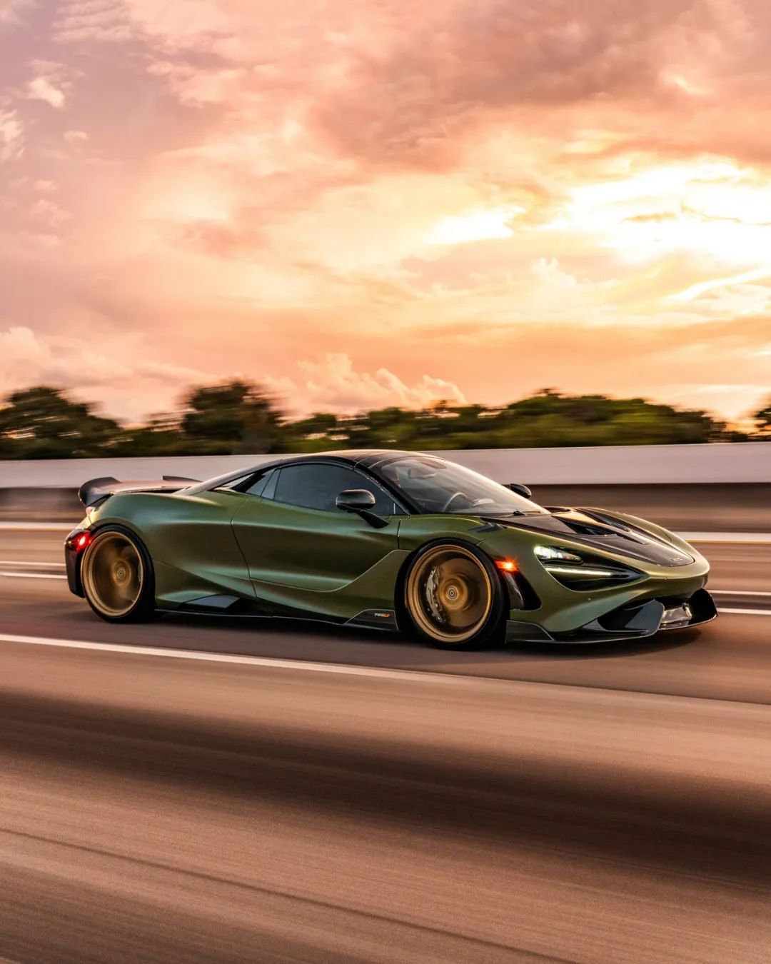 迈凯伦横扫雷诺车队，佩雷兹点燃赛场的简单介绍