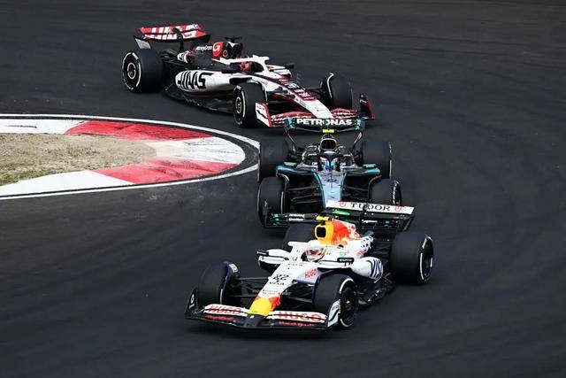 关于阿斯顿马丁逆转雷诺车队，皮亚斯特里扛起全队的信息