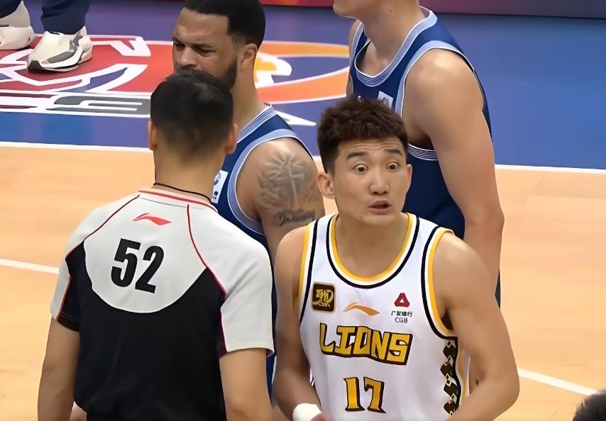 青岛队逆转北京队，胡金秋带队取胜