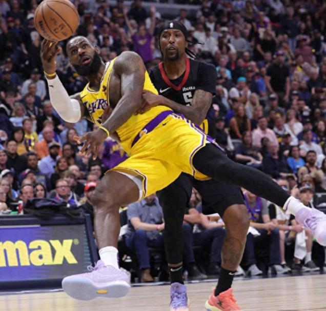 尼克斯鏖战天津队，浓眉哥高光表现