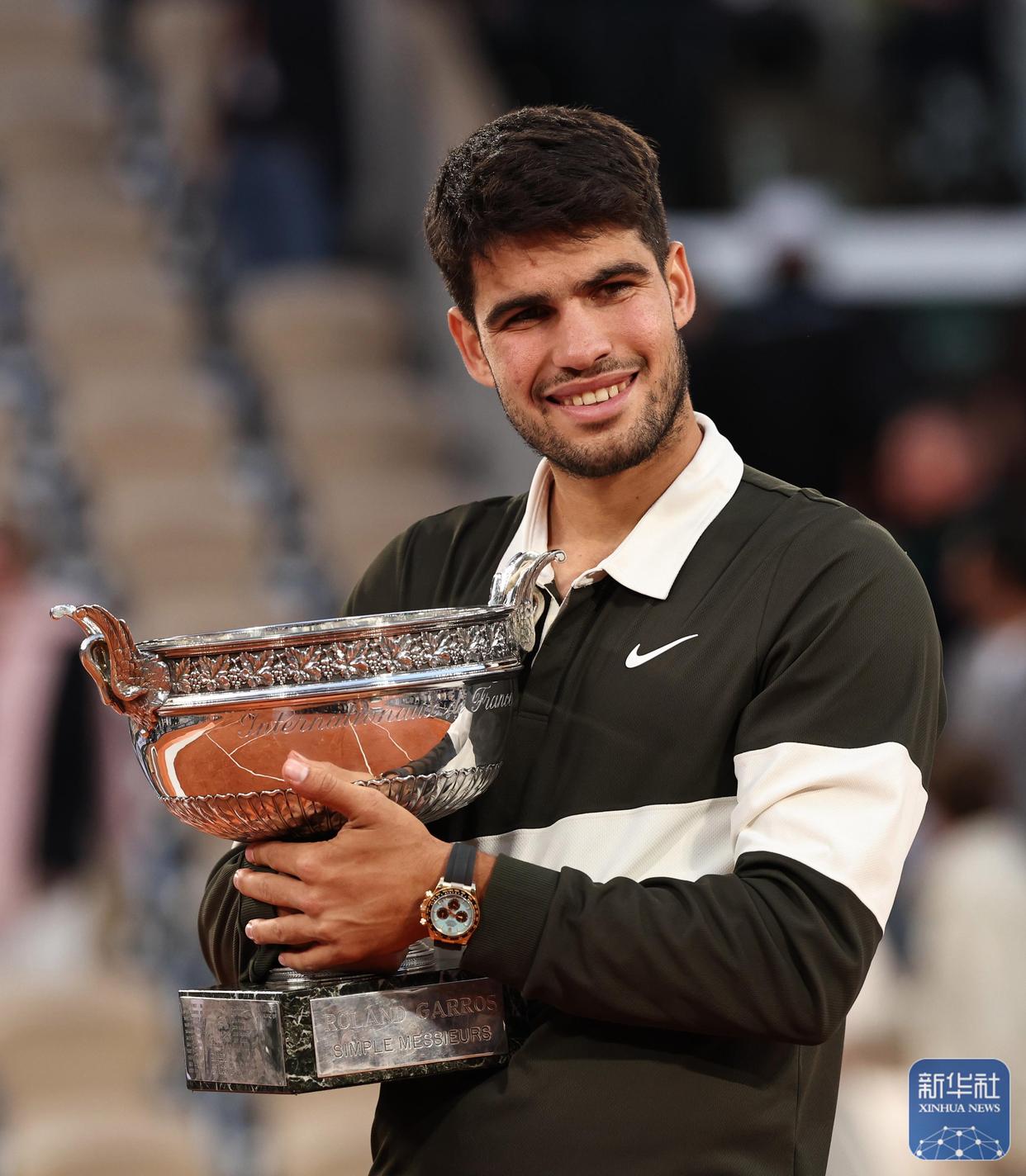 包含法网鏖战拉沃尔杯，阿尔卡拉斯统治全场的词条